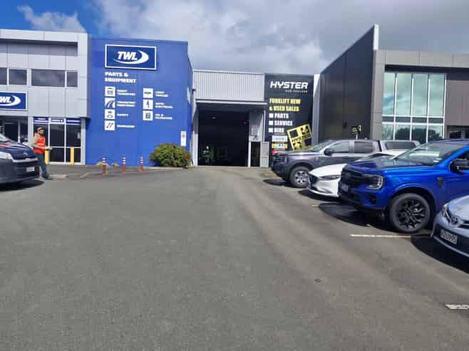 Showroom warehouse duel access and plenty of parks