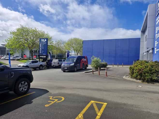 Showroom warehouse duel access and plenty of parks