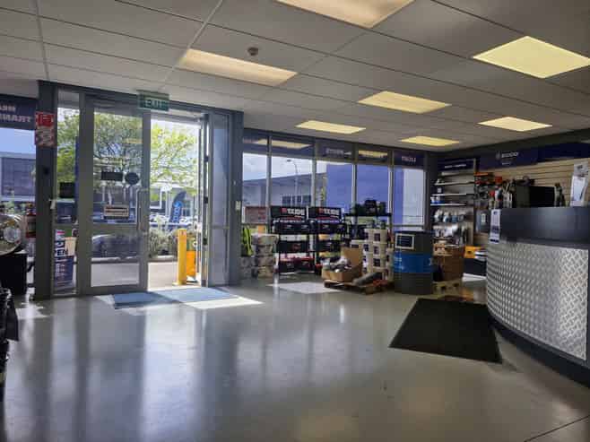 Showroom warehouse duel access and plenty of parks