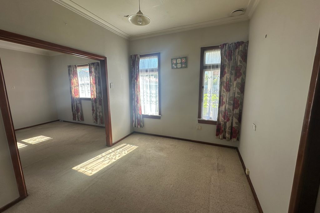 Spacious Four-Bedroom Home with a Large Section 5