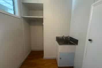 812 Lyell Street, Akina