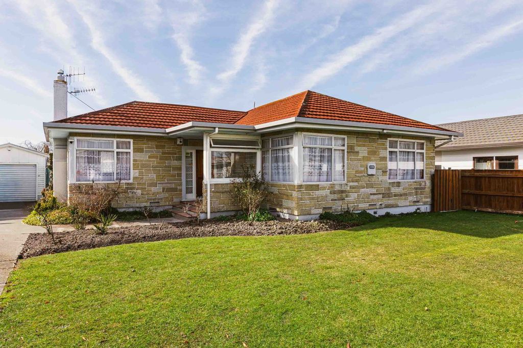 Spacious Four-Bedroom Home with a Large Section 1