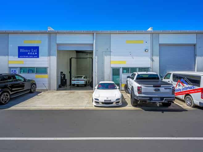 A-grade industrial unit - full height roller door