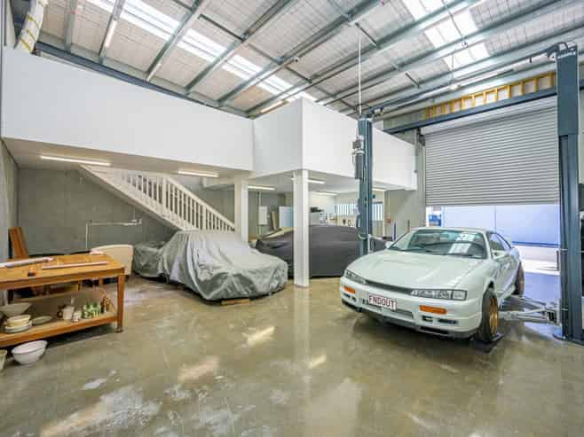 A-grade industrial unit - full height roller door