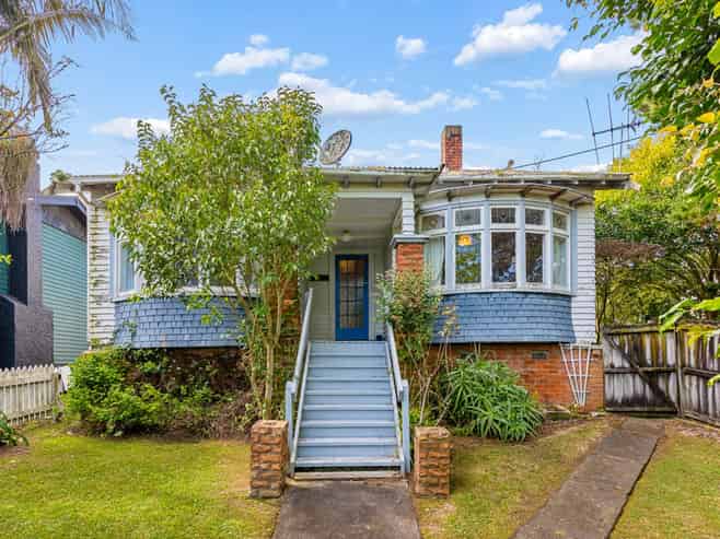 1706 Great North Road, Avondale