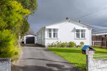 97 Broadway, Carterton