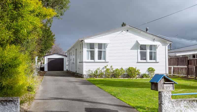 97 Broadway, Carterton