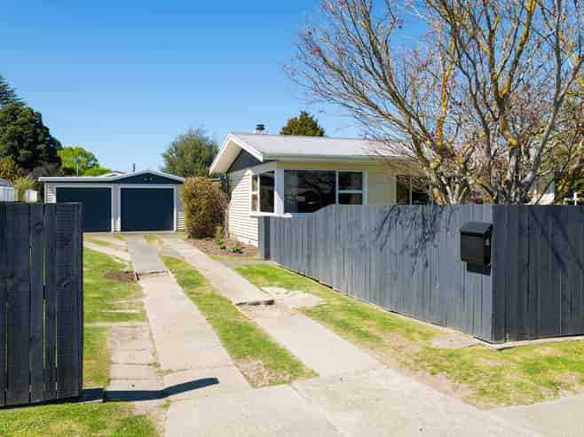 4 Lytton Road, Riverdale