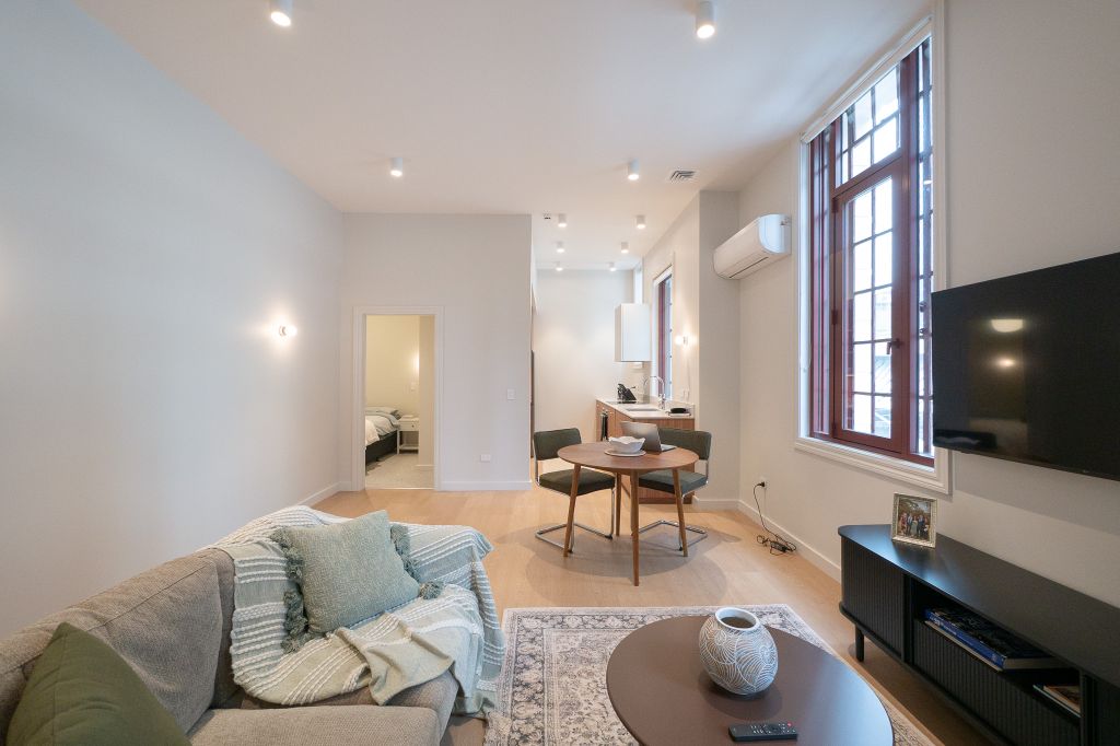 Modern Living in a Fantastic Location 4