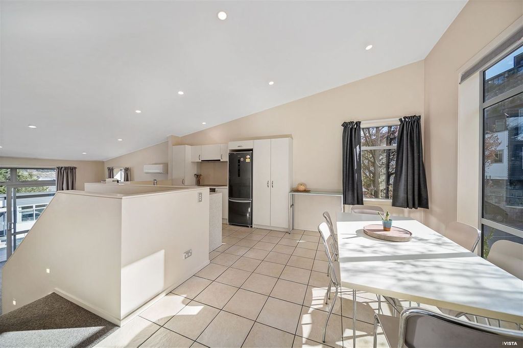 3 Bedroom, 1 Bathroom Apartment Above Frankton Road 4