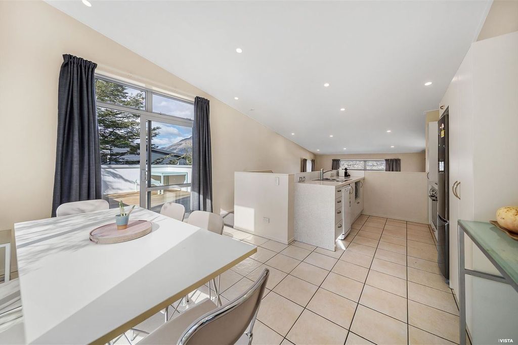 3 Bedroom, 1 Bathroom Apartment Above Frankton Road 3