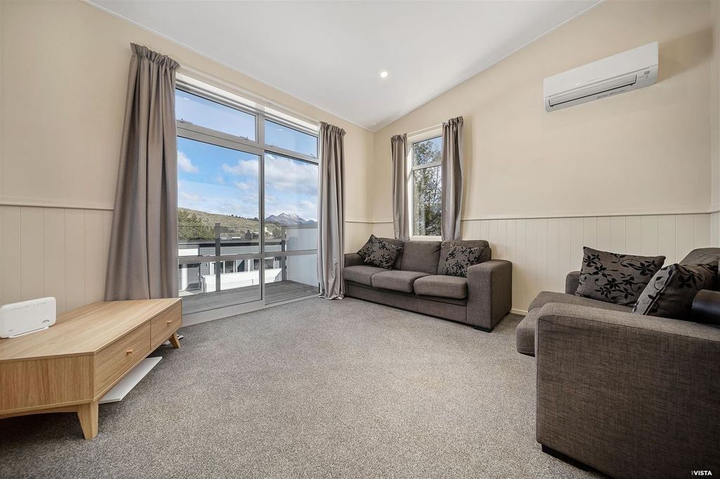 3 Bedroom, 1 Bathroom Apartment Above Frankton Road 2