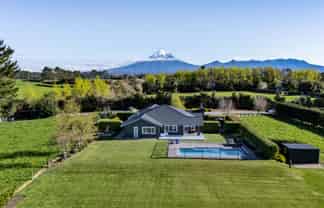 1371 Egmont Road, Egmont Village