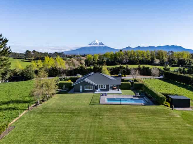 1371 Egmont Road, Egmont Village