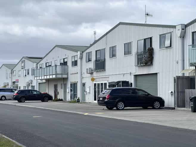 Airport Precinct Hangar, Dual Access