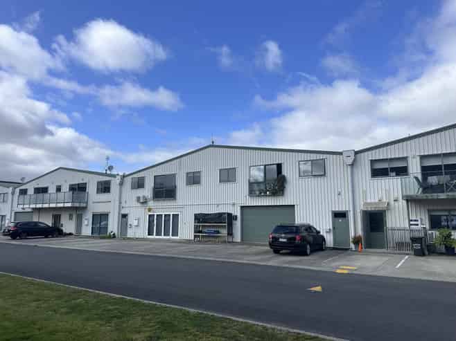 Airport Precinct Hangar, Dual Access