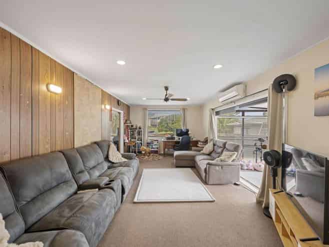24 Cramond Drive, Mangere East