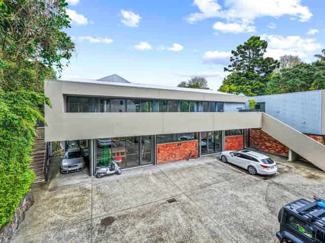 STEELWORKS LIVE / WORK FREEHOLD
