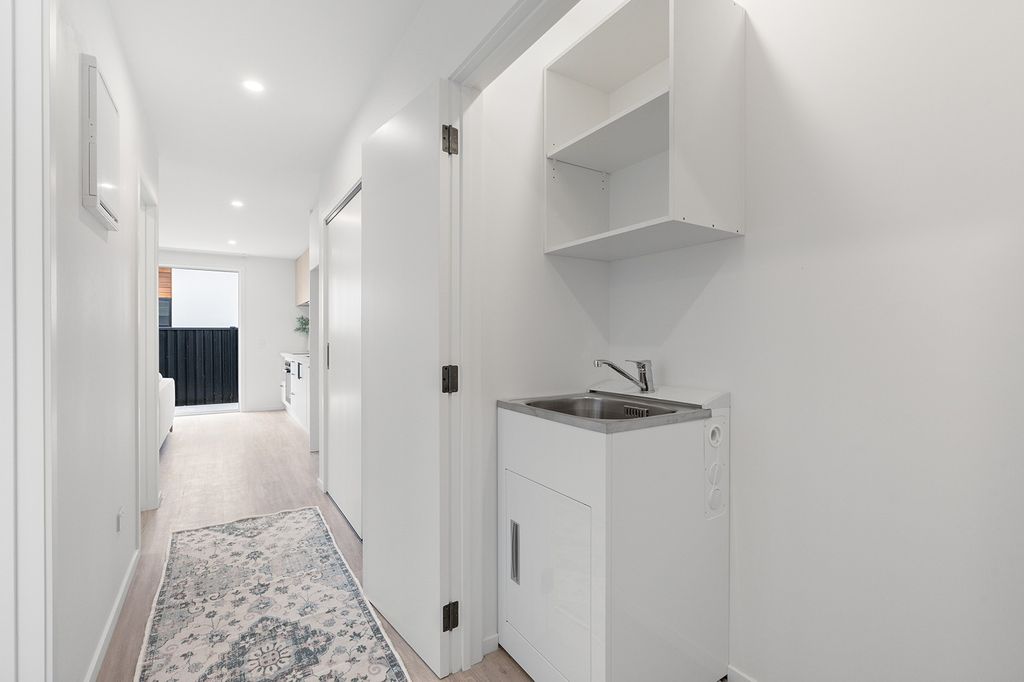 Modern 1 bedroom townhouse 5