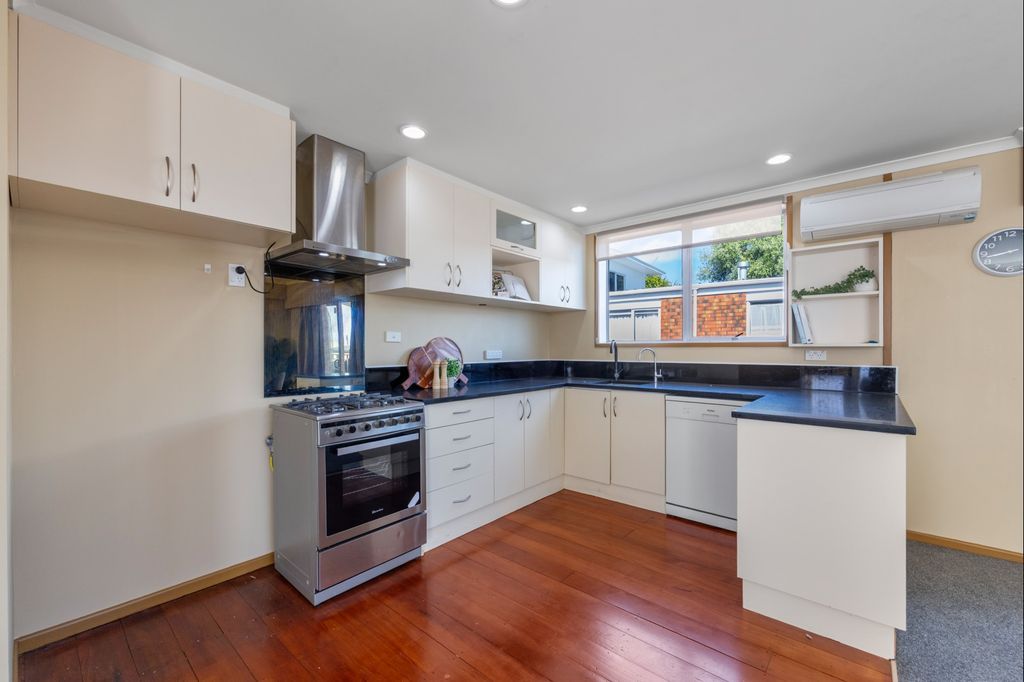 Well positioned & easy care living 5