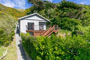 1015 Makara Road, Makara