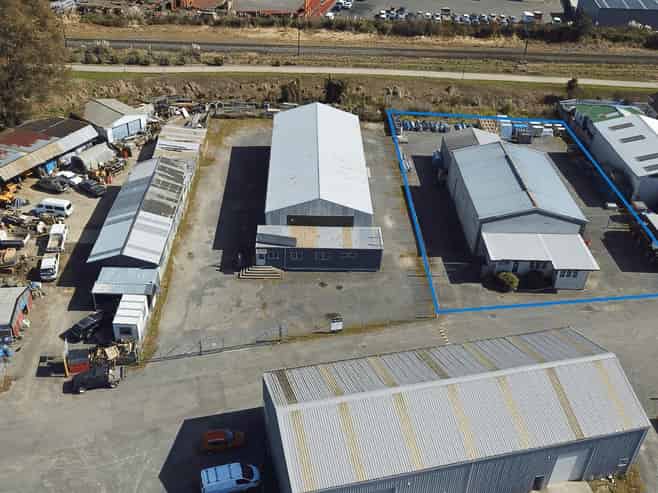 Hamilton Lake Warehouse with Sizeable Yard