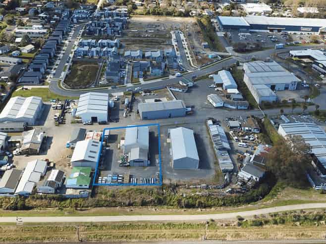 Hamilton Lake Warehouse with Sizeable Yard