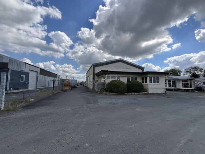 Hamilton Lake Warehouse with Sizeable Yard