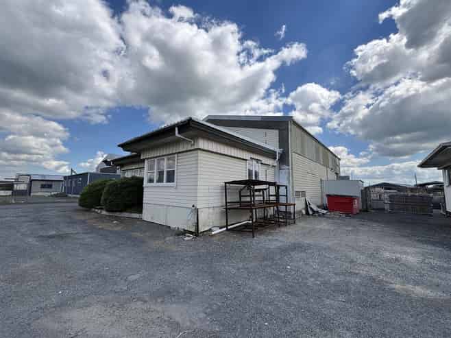 Hamilton Lake Warehouse with Sizeable Yard
