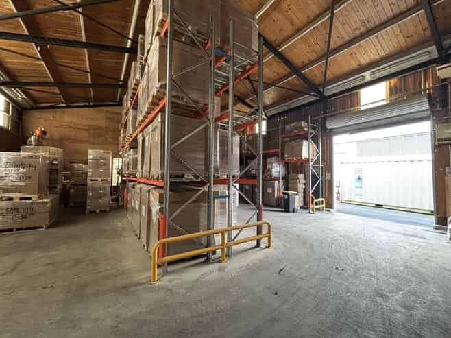 Hamilton Lake Warehouse with Sizeable Yard
