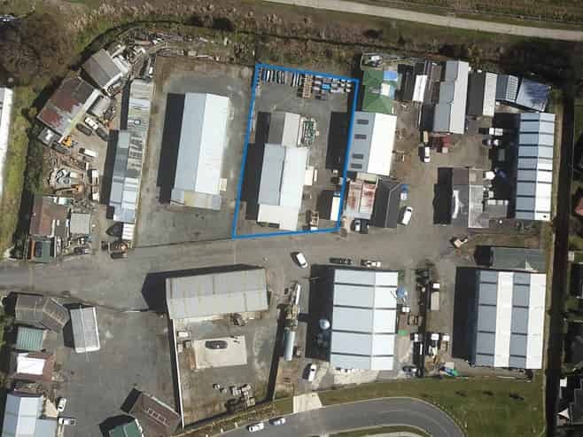 Hamilton Lake Warehouse with Sizeable Yard
