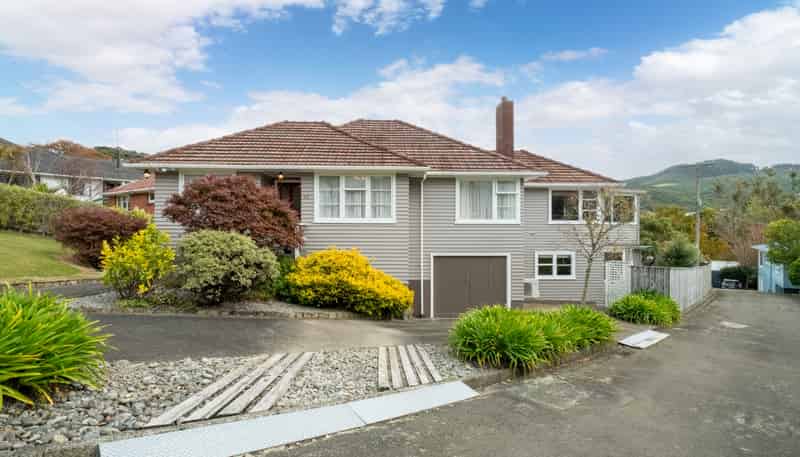 64 Taylor Terrace, Tawa