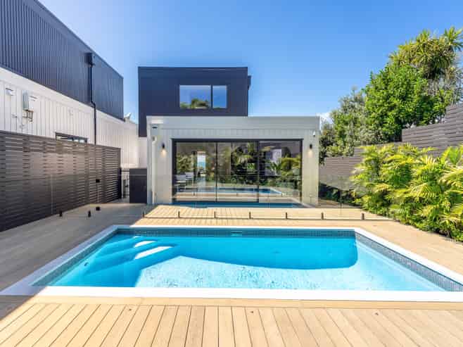 52 Beach Road, Castor Bay