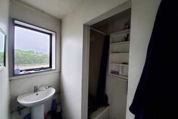 Well-priced Workshop plus residential apartment
