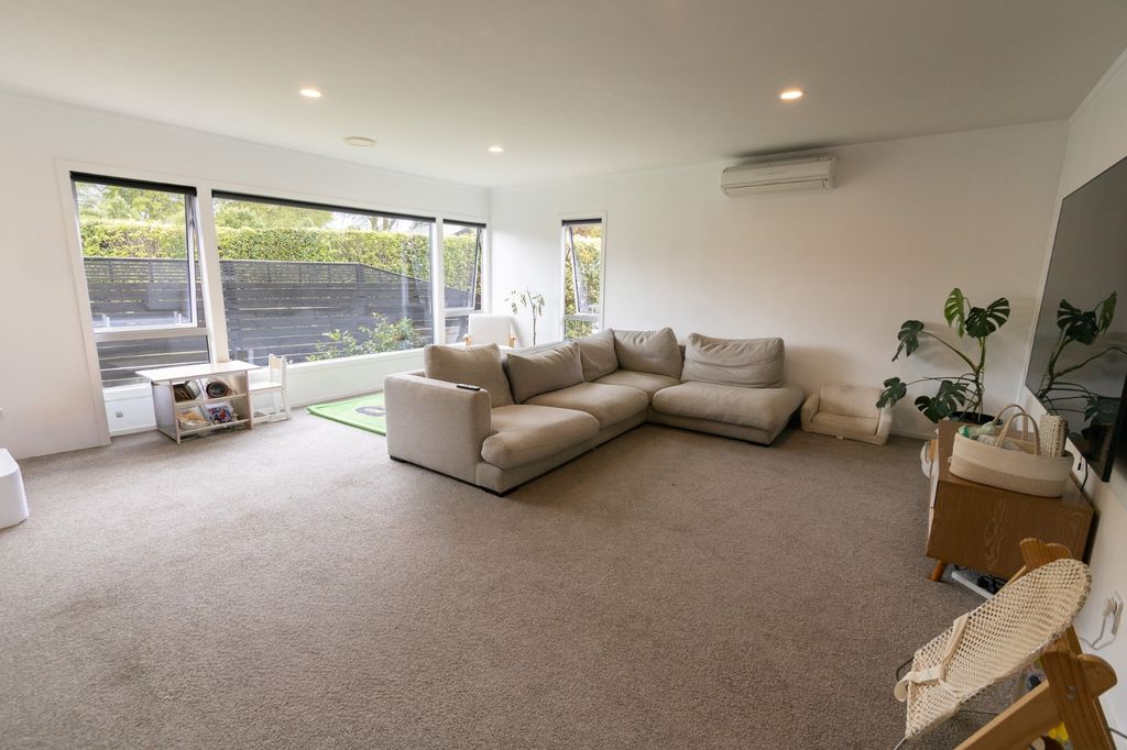 Renovated, Sunny & Spacious – A Home to Love! 4