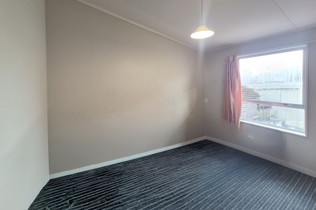 Two Bedroom Flat Close to Town 5