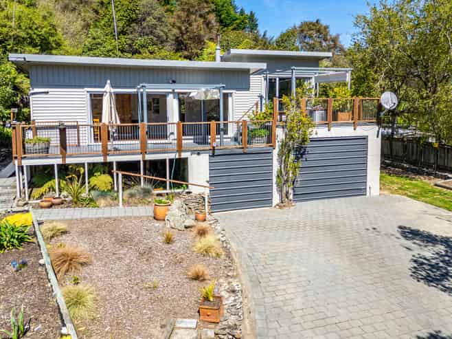1692 Queen Charlotte Drive, Linkwater