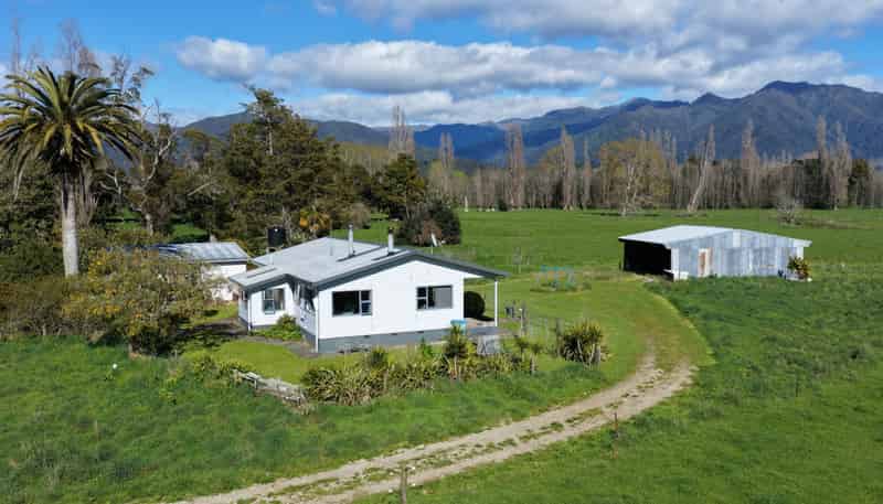 84 Loop Road, East Takaka