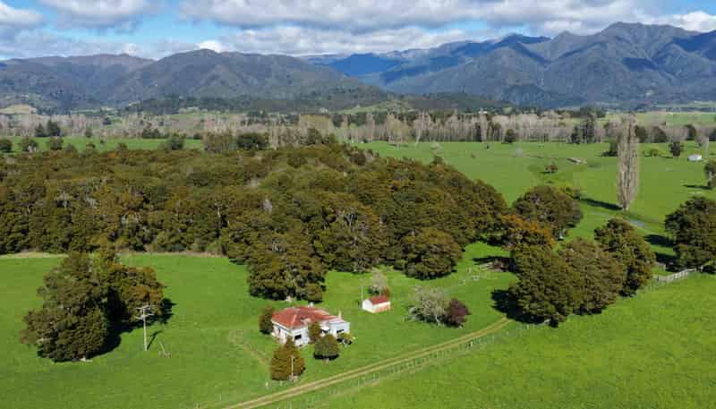 84 Loop Road, East Takaka