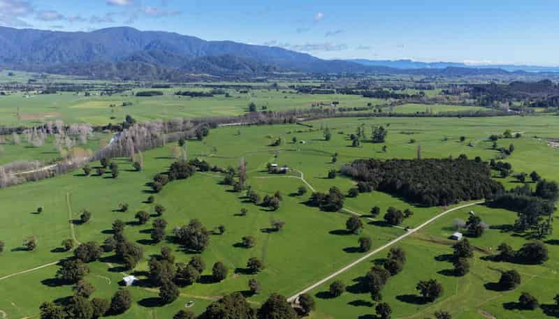84 Loop Road, East Takaka