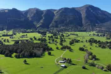 84 Loop Road, East Takaka