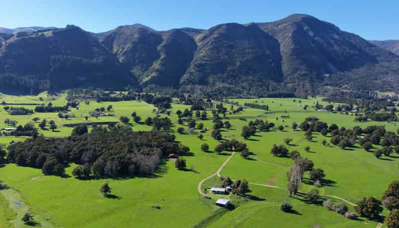 84 Loop Road, East Takaka