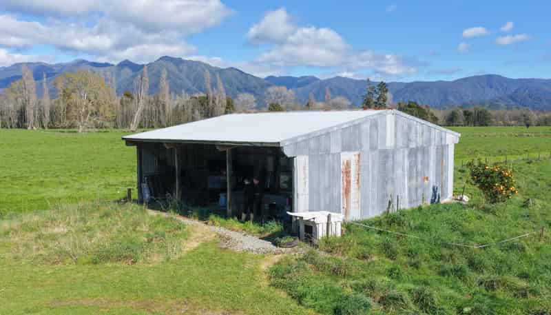 84 Loop Road, East Takaka