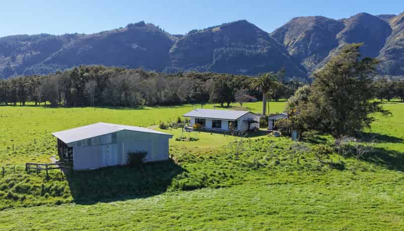 84 Loop Road, East Takaka