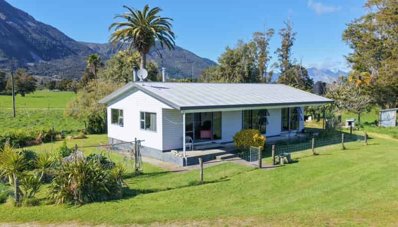 84 Loop Road, East Takaka