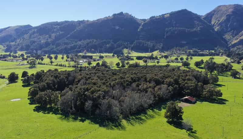 84 Loop Road, East Takaka