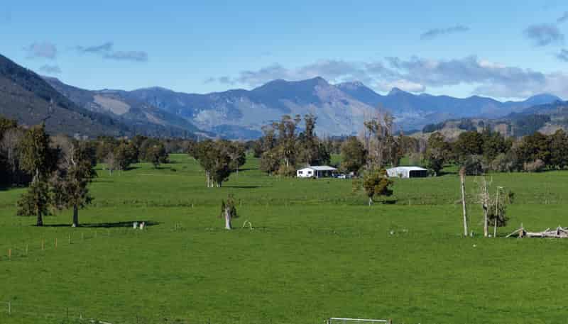 84 Loop Road, East Takaka