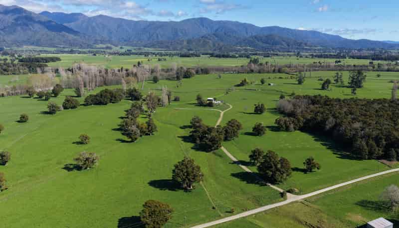 84 Loop Road, East Takaka