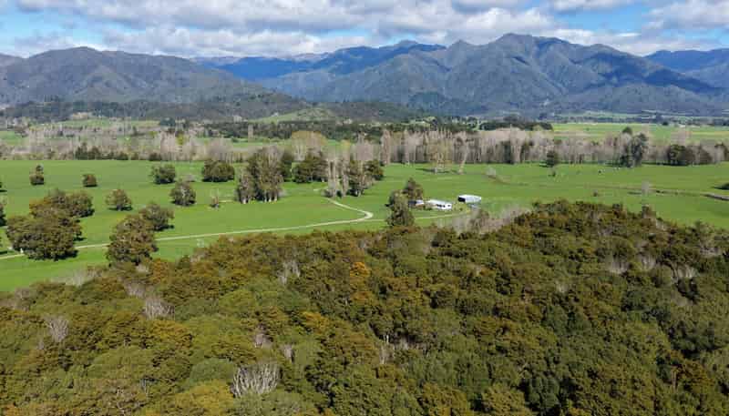 84 Loop Road, East Takaka