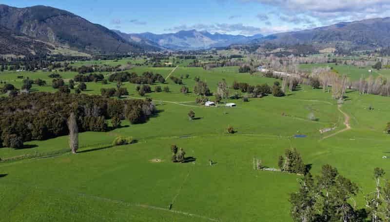 84 Loop Road, East Takaka